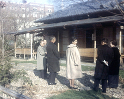 茶室を見学する鹿島卯女社長(1960年12月)（『鹿島建設月報』1961年3月号）