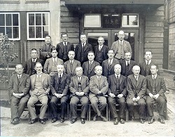 木挽町の鹿島組本店前で鹿島組幹部（前列右から5人目鹿島精一、
その左・菅野忠五郎）昭和2（1927）年1月20日
