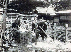 東京市が行った除雪作業。後ろは人止め柵（赤坂山王台下付近）