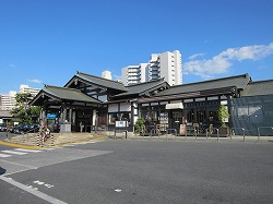 現在の高尾駅（外観全景）