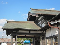 現在の高尾駅（入口側面）