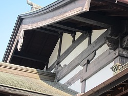現在の高尾駅（屋根細部）