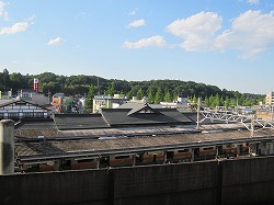 現在の高尾駅（京王線側から見た駅舎裏側）