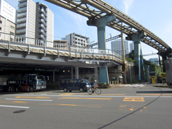 浜松町駅に近くなると線路の下を道路が通る