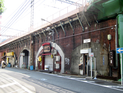 ここ（新橋・浜松町間の新橋より）から煉瓦造りが続く（第二源助橋架道橋の文字が見える）