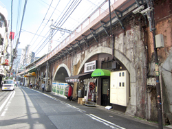 煉瓦アーチ橋の先に新橋駅の文字が見える