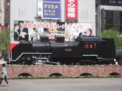 新橋駅SL広場の機関車の下にも煉瓦アーチ橋