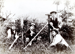 明治39（1906）年頃の中央西線　坂下（岐阜県）・三留野（長野県）間の鹿島組の測量隊。トランシットも写っている