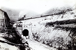 横平隧道の上を通る工事用列車