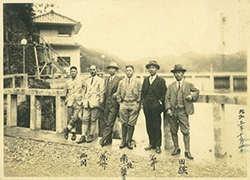石井穎一郎（右から2人目）昭和5年撮影