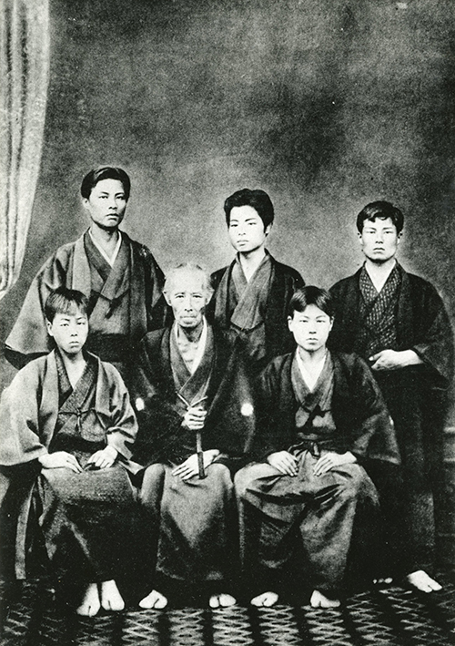星野家の人々（明治9・1876年夏）前列左から四男廣吉、父乾八、五男鋠吉、後列左から長男錫、次男諤次郎、三男鏡三郎