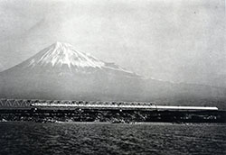 東海道新幹線富士川橋梁（1,373m、1964年）