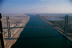 スエズ運河橋　（3,900m、2001年）橋桁の高さ（桁下高）は70m