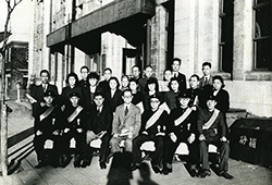 学徒出陣。昭和18（1943）年11月13日鹿島組本社前にて調査部。中央が調査部長・塚田十一郎