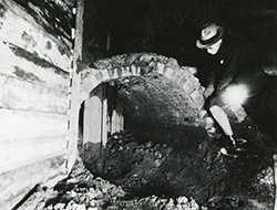 図版：煉瓦造地下下水管を鉄杭（Iビーム）で打ち抜く