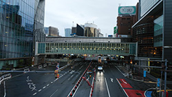 図版：現在の銀座線渋谷駅。手前が歩行者通路で、その奥に見える銀色の屋根
