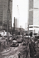 図版：シンガポール地下鉄工事川部の杭打ちと掘削（1983年）