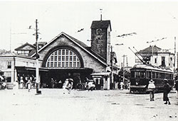 大正末期渋谷駅。現在の位置に移転した頃の駅舎。右側の市電は、明治44（1911）年に都心部から渋谷まで延長された（写真提供：白根記念渋谷区郷土博物館・文学館）