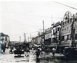 昭和7（1932）年渋谷駅。現在のハチ公前広場付近。左側に渋谷駅改札がある。奥に玉電乗場、左端は玉電本社。右側は戦後拡幅によって広場となる（写真提供：白根記念渋谷区郷土博物館・文学館）