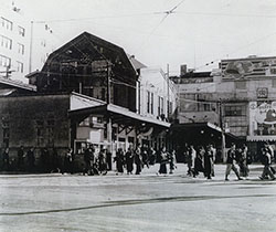 昭和26（1951）年渋谷駅。昭和5（1930）年に新築された。駅舎前にハチ公の銅像がある。現在のハチ公口に当たる（写真提供：白根記念渋谷区郷土博物館・文学館）