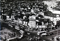 昭和29（1954）年渋谷駅前交差点。東横百貨店屋上から見た現在の渋谷スクランブル交差点。区画整理事業は翌年から始まるためセンター街などはできていない（写真提供：白根記念渋谷区郷土博物館・文学館）