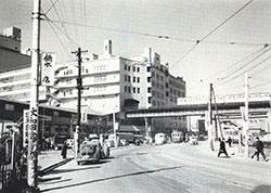 昭和30（1955）年頃の渋谷駅東口。東横百貨店東館と地下鉄の電車が走る西館が見える（写真提供：白根記念渋谷区郷土博物館・文学館）