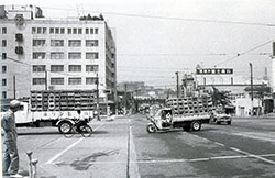 昭和33（1958）年宮益坂下。左が東横百貨店。その右横の国鉄の高架を抜けると現在の渋谷スクランブル交差点へと繋がる（写真提供：白根記念渋谷区郷土博物館・文学館）