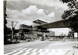 昭和39(1964)年、首都高速3号線渋谷駅前312工区。国鉄、東急東横線、渋谷駅前の道路をまたぐ高架橋。山間部に橋を架ける際に使うディビダーク工法が都市部で初めて用いられた。奥に東横百貨店が見える。