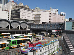 取壊し前の東横線渋谷駅舎（左）。東横線は2013年に地下化され、東京メトロ副都心線と相互直通運転となった