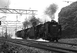 奥中山の三重連1968年8月撮影（写真提供：思いで鉄道探検団）