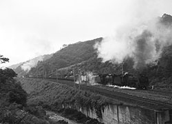 奥中山の三重連1968年8月撮影（写真提供：思いで鉄道探検団）