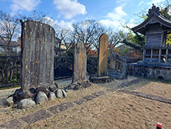 安積疎水神社に並ぶ碑（奥が三社功績碑）