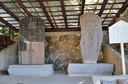 碓氷路交通殉難者の鎮魂碑(左)と招魂碑(右)