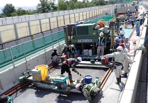 国内初！高速道路を通行止めせずにUHPFRCで大規模修繕| プレス