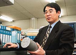 ���{���q