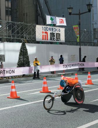 選手たちを見守る鹿島