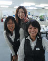 経理・庶務担当の古根ゆかりさん（左）。CAD担当の宇田由香里さん（中央）。工務事務担当の牧千津子さん（右）