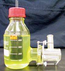 写真：使用した小型微生物燃料電池試験装置
