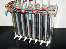 写真：開発したカセットエレクトロード微生物燃料電池