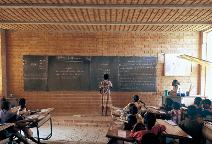 写真：小学校の教室。風が抜け，天井に熱気がこもらないデザインのおかげで，夏でも涼しく学ぶことができる。