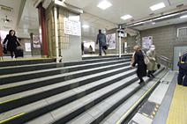 写真：駅構内中2階の階段（北部コンコース）