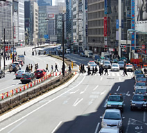 写真：外堀通りの下に赤坂見附駅がある