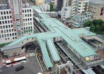 写真：橋上仮駅舎。供用開始後全景