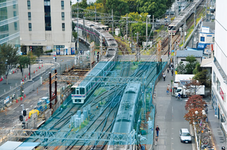 写真：京王線と相模原線の軌道平面交差部全景