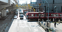 写真：産業道路踏切の現況