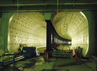 写真：完成したトンネル内部