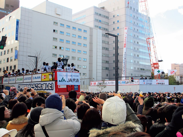 写真：“日本一”のパレードを願って