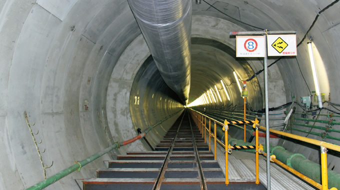 図版：構築された径の異なるトンネル。東大島幹線（内径6.0m）から南大島幹線（内径4.5m）を望む