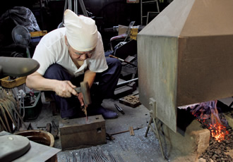 写真：屋根瓦の葺替え作業で使用された銅製の釘は，一本ずつ丁寧に作り上げられた
