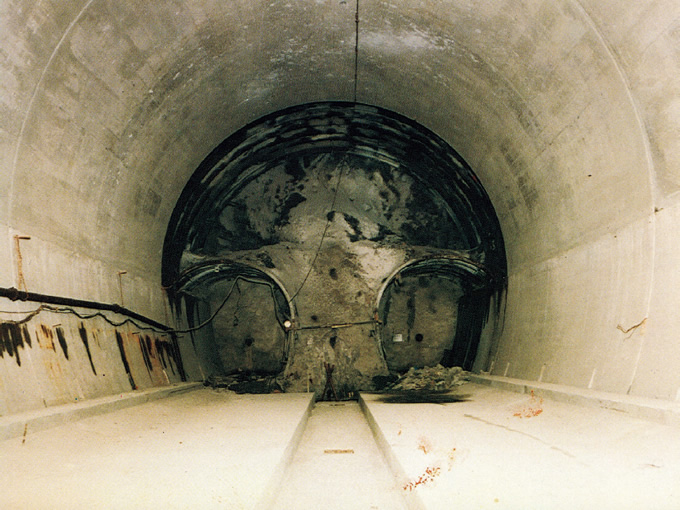 写真：青函トンネル第10・11本坑工区境